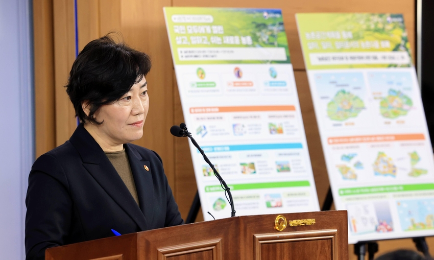 송미령 농림축산식품부 장관이 지난 27일 기자들에게 농촌소멸 대응과 농업 ·농촌의 새로운 발전 전기 마련을 위해 이같은 내용의 ‘새로운 농촌 (New Ruralism 2024) 패러다임에 따른 농촌소멸 대응 추진전략’을 소개하고 있다. 