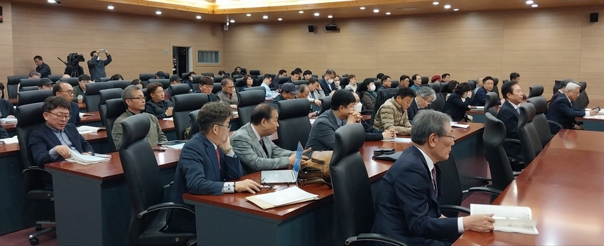  이날 토론회에 는 사과생산 농민을 비롯한 지자체 공무원 및 연구자 등 관련 인사 1백20명이 참석해 열띤 토론을 가졌다