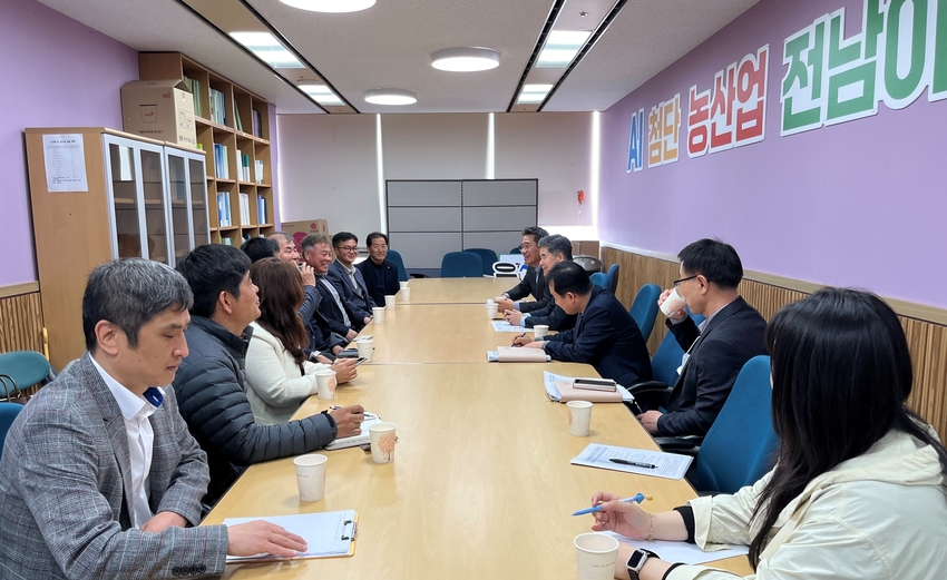전라남도는 5일 오관수 전남도친환경농업협회 신임(제11대) 회장을 비롯한 11명의 신임 임원진과 협력 · 소통 간담회를 가젔다.