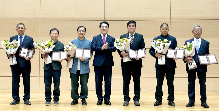  (친환경농업대상 시상)<br>
김영록 전라남도지사가 3일 오전 도청 왕인실에서 열린 ‘공감과 소통을 위한 4월 정례조회’에서 ‘2023년 친환경농업대상(재배생산·가공유통·축산 부문)’ 수상자에게 시상하고 기념촬영을 하고 있다. 