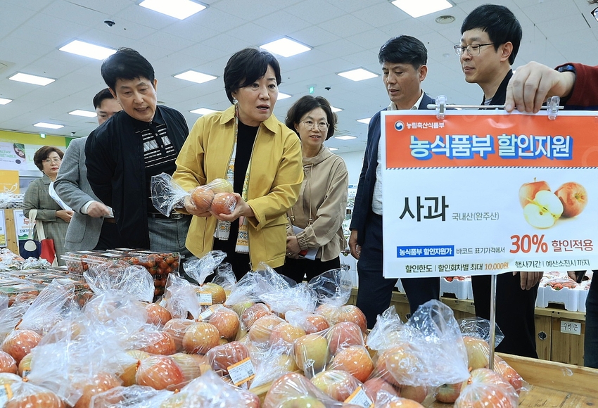 송미령 농림축산식품부 장관은 4월 7일(일) 오후, 전북 전주시에 위치한 완주로컬푸드직매장 효자점을 방문하여 농축산물 수급 동향 및 농축산물 할인지원 사업 추진 현황을 점검하고 소비자들의 의견을 청취했다. 