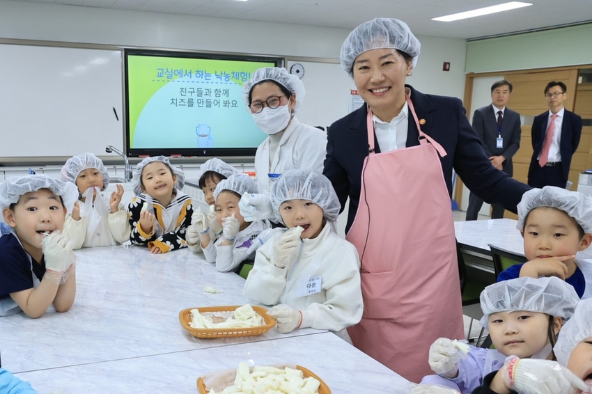 송미령 농림축산식품부장관은 4월 8일 오후 천안 가람초등학교를 방문해 범정부 차원에서 추진 중인 늘봄학교 재능 기부를 위한 일일강사로 나섰다.