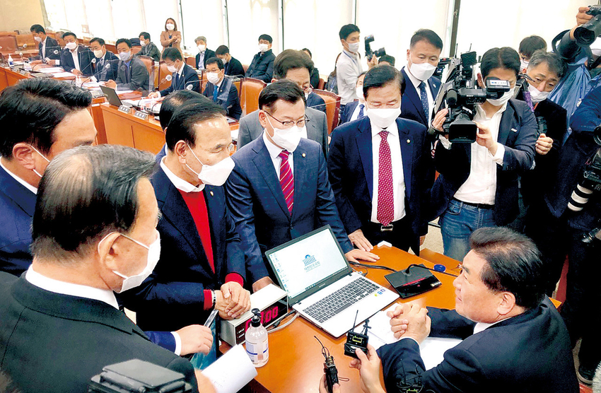 민주당이 발의한 이른바 '제2 양곡관리법 개정안과 ' 농산물 가격 안정법 개정안' 등을 국회 본회의에 직회부 한 가운데 농림축산식품부가 이와 관련 농산물의 안정적 수급관리와 농업 · 농촌 발전에 도움이 되지 않는다는 입장을 밝혔다. <사진: 지난 2022년 10월 19일 농해수위 전체회의에서 야당 단독으로 양곡관리법 개정안 의결을 시도하자 여당 의원들이 항의하는 모습 ( 제공: 한국농어민신문 ) >.