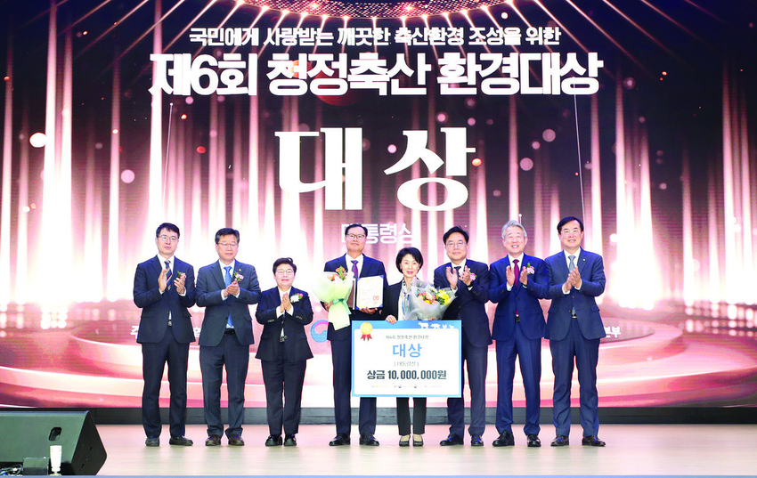 「 청정축산환경대상」에서 대통령상을 수여한 울산 울주군 태화 한우농장 이규천 대표가 강호동 농협회장과 안병우 대표 등 주요 내빈들과 기념촬영을 하고 있다. , 