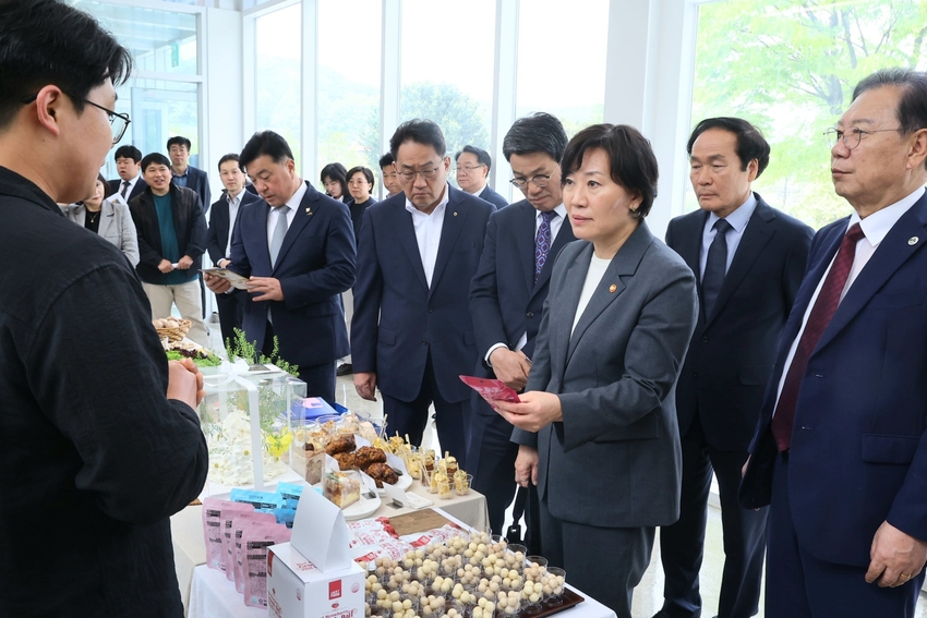 송미령 농식품부 장관이 지난 24일 충남 청양군을 방문하여 청년농업인들이 생산한 농식품 제품을 살펴보고 있는 모습 