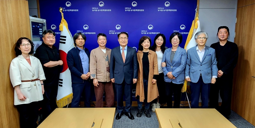 장태평 농특위 위원장이 권옥자 회장 등 환경농업단체연합회 임원진들과 정책 간담회를 마친 후 기념촬영을 했다.