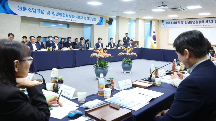  농림축산식품부는 지난 4월에도 송미령 장관 · 한훈 차관을 비롯한 실 국장 등 15 명의 간부진이 총 83곳의 현장을 찾았고, 4월 ‘FAST 농정’의 키워드는 ‘물가’와 ‘새로운 농촌’이었다. < 사진 : 송미령 농림축산식품부 장관이 4월 24일(수) 오후 충남 청양군을 방문하여 인구감소지역 지자체장 및 농촌 청년 등을 대상으로 농촌소멸 대응을 위한 현장 간담회 모습. >