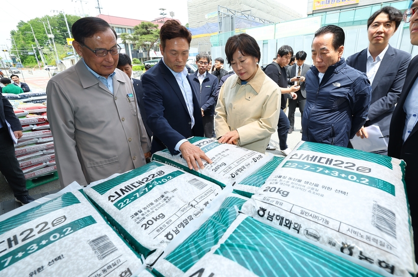 송미령 농림축산식품부 장관은 5월17일(금) 남세종 농협 비료 판매 현장을 방문하여 비료 가격 및 수급 상황을 점검했다.