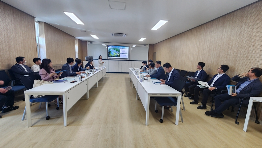 기획재정부 조규산 농림해양예산과장 등 정부 관계관들이 김제 스마트팜 혁신밸리를 방문하고 현장 간담회를 가졌다.