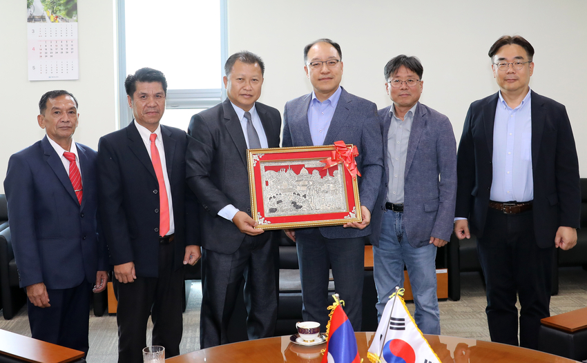  한국농수산대학교(총장 정현출, 이하 한농대) 정현출 총장은 5월 20일(월) 학교를 방문한 암피반 숙산티 라오스 북부농림대학(NAFC) 부총장과 면담을 갖고 한농대의 우수한 농업교육 시스템을 라오스에 전수하기 위한 협력을 약속했다.