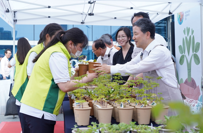 남성현 산림청장은 22일 대전역 광장에서 자생식물 나뭄행사에 참석해 시민들에게 화분을 나누어 주고 있다. 
