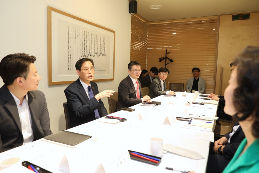 농림축산식품부(장관 송미령) 한훈 차관과 중소벤처기업부(장관 오영주) 오기웅 차관은 5월 23일(목) 서울에서 농업 · 외식업 분야 전문가와 함께 오찬 간담회를 개최했다.