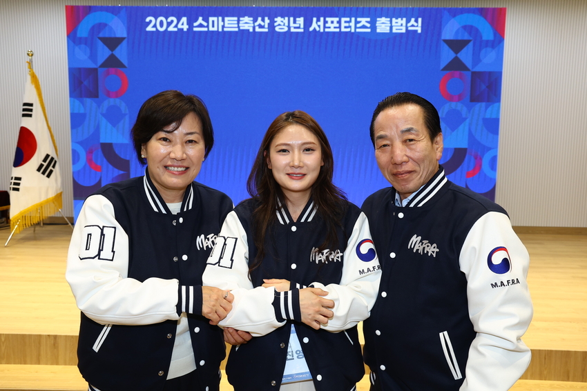 왼쪽부터 송미령 장관, 유일한 여성서포터 유옥목장 곽진영씨, 이승호 한국농축산연합회 회장 