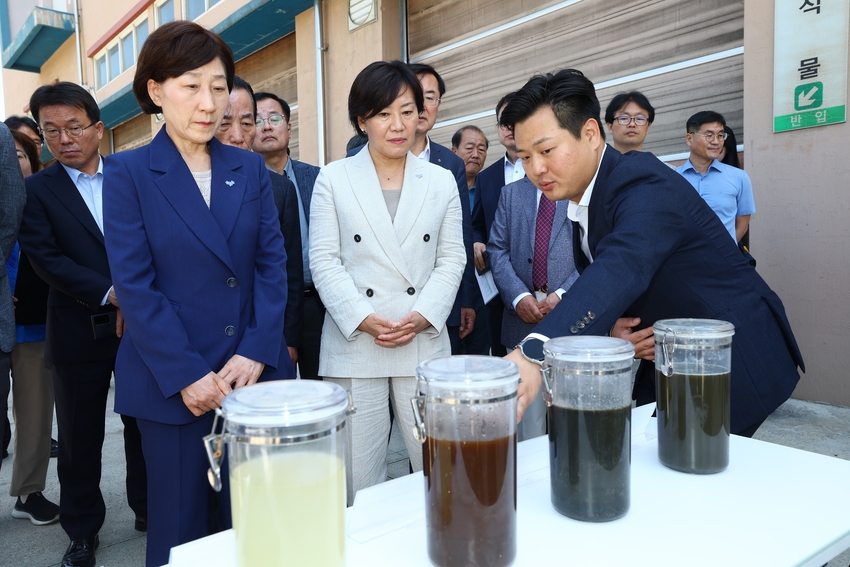 한화진 환경부장관과 송미령농식품부 장관이 축산분뇨 처리에 대한 관계자들의 설명을 듣고 있다. 