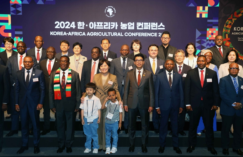 농림축산식품부(장관 송미령, 이하 농식품부)와 농촌진흥청(청장 조재호, 이하 농진청)은 5일(수) 서울 더플라자 호텔에서 「한-아프리카 정상회의」 공식 부대행사인 「한-아프리카 농업 컨퍼런스」를 성공리에 개최했다 <. 한-아프리카 농업 컨퍼런스 참석자 단체 사진 >