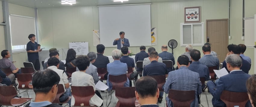 흙살림 이태근 회장은 지난 11일 창립 33주년 기념행사 및 투자 설명회를 통해 친횐경농산물의 생산에서 유통까지 책임지던 농업기업에서 농식품기업으로의 도약을 추진하겠다고 밝혔다. 