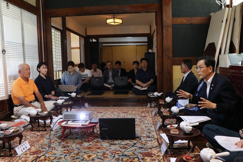 한훈 농림축산식품부 차관은 지난 12일 충남 부여군 규암면을 방문, 민간 주도로 빈집 등 유휴공간을 활용한 마을 재생 현장에서 청년 창업인들과 지역민들을 만나 의견을 청취했다