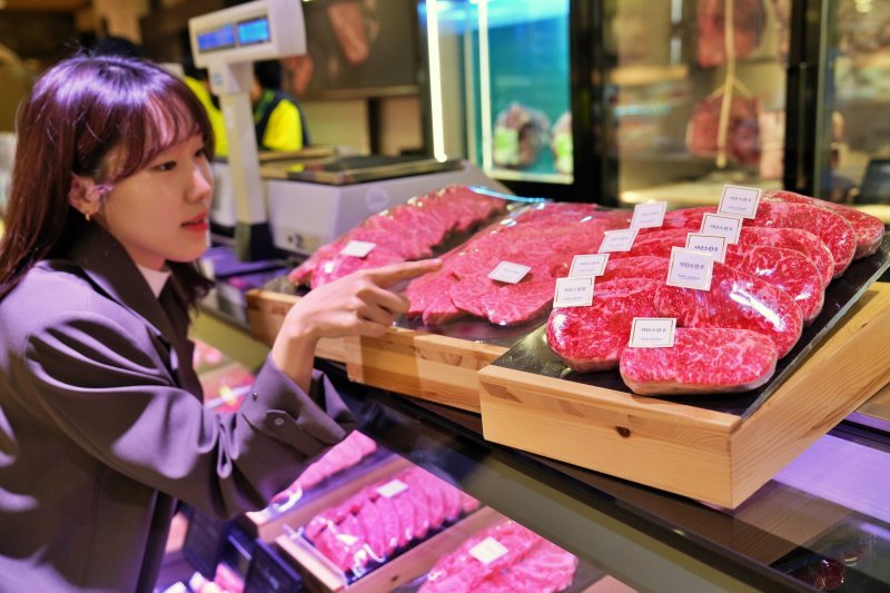 소비자가 유기농 한우와 저탄소 한우고기 롯데백화점 판매코너에서 보고 있는 모습 < 사진 제공: 친환경축산협회 > 