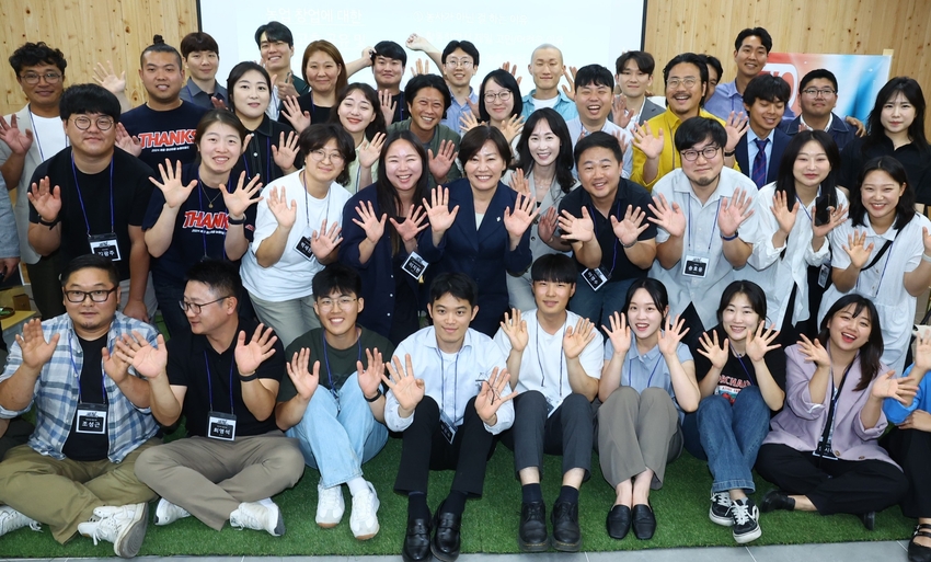 청년 농업인들이 간담회를 마 친 후 송미령농식품장관과 단체 기념촬영을 하고 있는 모습