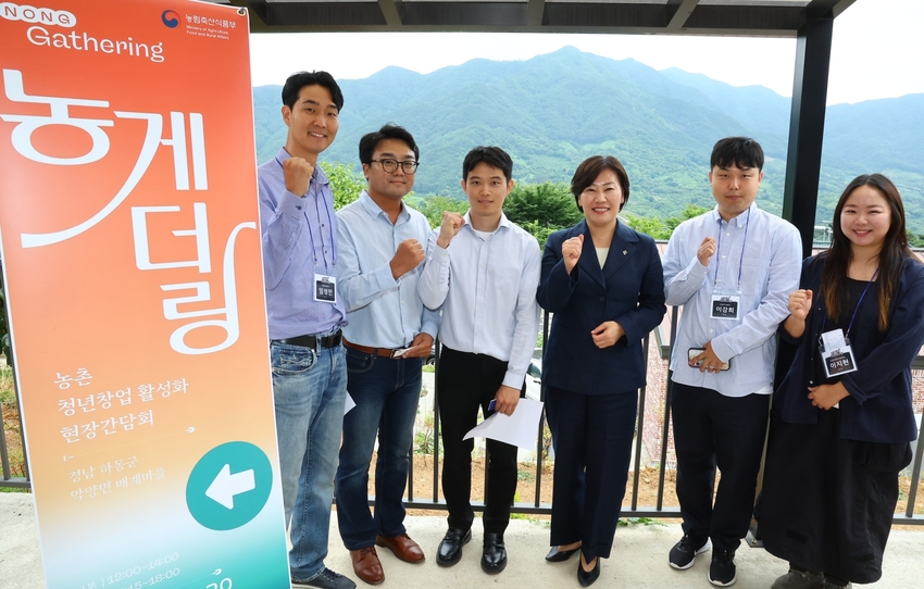 간담회 전 청년 창업인들과 함께 이야기를 나누는 송마령 장관