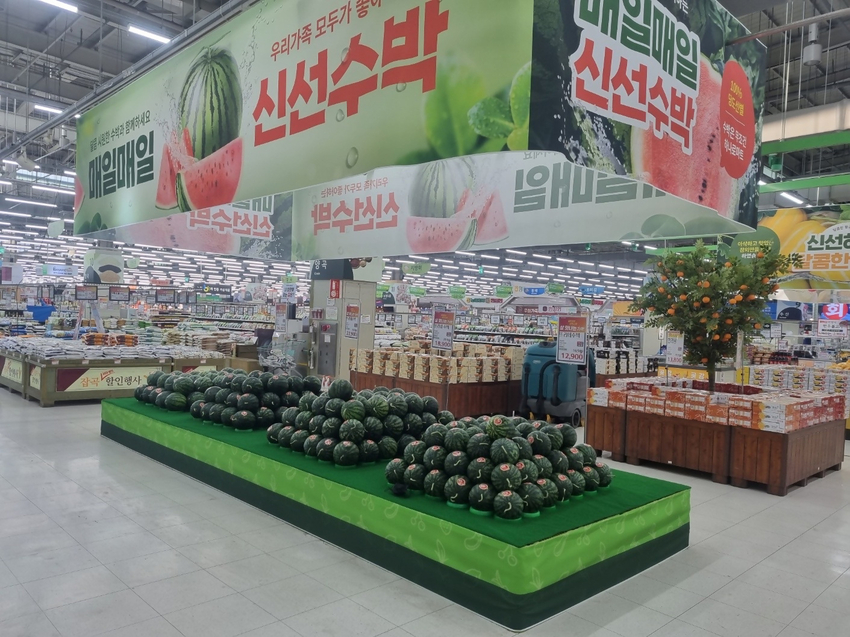26일까지 전국 주요 하나로마트에서 ‘농산물 소비촉진 특별행사’를 실시한다. , < 사진 : 양재동하나로 마트> 