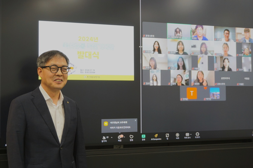 축산물품질평가원 박병홍 원장이 축산유통 국민기자단과 기념 촬영을 하고 있다.