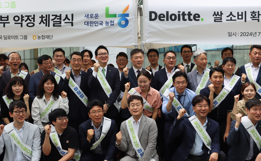 < 사진설명 > <br>
농식품부 박범수 차관이 31일 아침, 여의도 IFC 광장에서 열린 '건강한 아침밥 먹기 캠페인'에 참여, 행인들에게 즉석밥과 홍보물을 나눠주는 등 쌀 소비 활성화 위한 활동을 하였다.