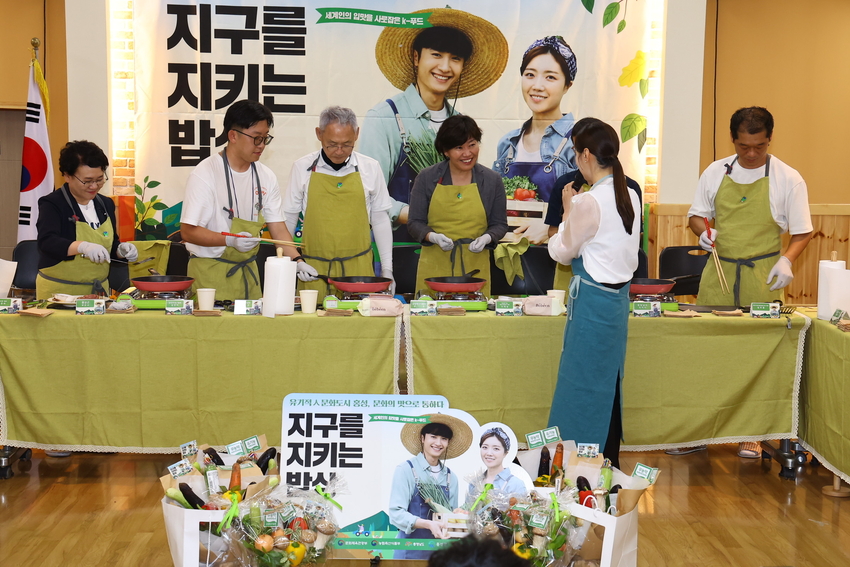 송미령 장관과 유인촌 장관은 지역 창업자들과 함께 김민지 영양사가 진행하는 쿠킹클래스에 참석하여, 파자만들기 프로그램을 진행하고 있다