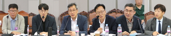 토론회에 참석한 패널들 모습. 왼쪽부터 미래농업전략연구원 김윤태 원장, 순천대 엄지범 교수, 한국농촌경제연구원 김태훈 부원장, 농림축산식품부 최명철 식량정책관, FAO한국협회 이준원 회장, 한국들녘경영체중앙연합회 정왕용 대외협력부회장