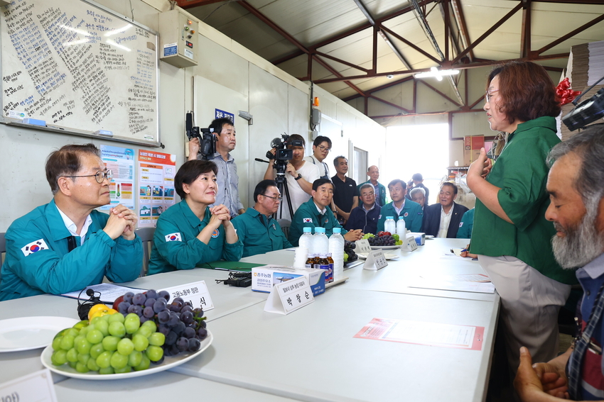  송미령 농림축산식품부(이하 농식품부) 장관과 이정식 고용노동부 장관은 8월 6일(화) 15:00, 충북 충주시 소재 농가를 방문해 폭염 대비 온열질환 예방 상황을 점검했다.