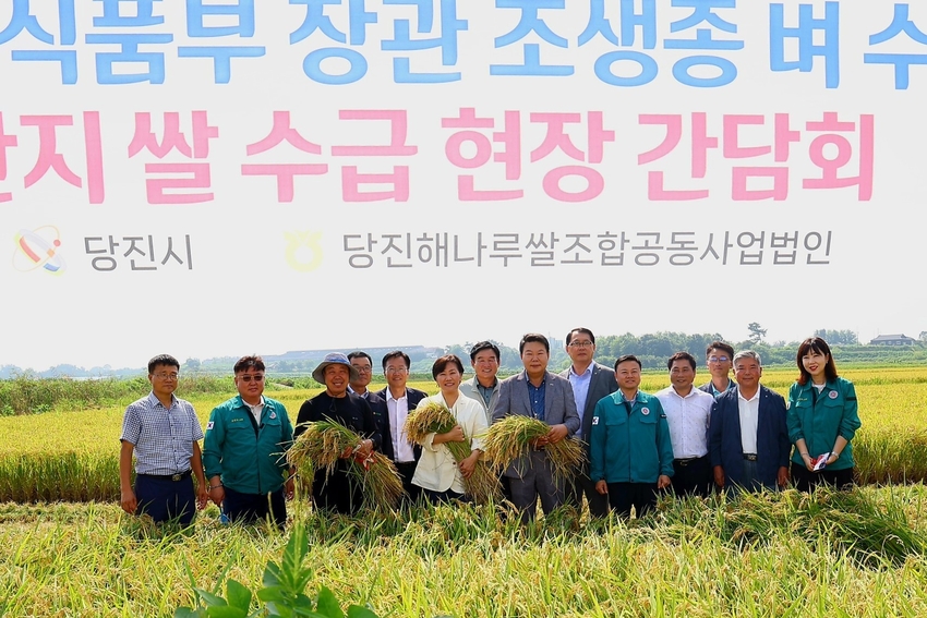  송미령 농림축산식품부 장관이 휴일임에도 불구하고, 충남 당진의 조생종 벼 수확현장 및 미곡종합처리장(RPC)을 방문하여 올해 벼 작황과 산지 동향을 점검하고 농업인들을 격려했다. 