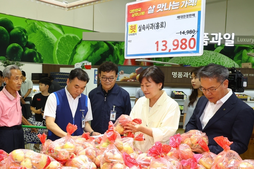 송장관은 이어 서울 소재 한 대형마트를 찾아 농축산물 물가 동향을 점검하고 현장 의견 청취를 통해 추석 성수기 수급 안정방안을 모색했다
