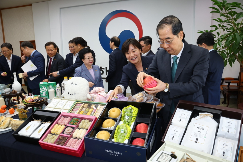 < 사진설명 >농식품부 송미령 장관과 해수부 강도형 장관은 3일 국무회의 시작 전 농수산식품을 활용한 '추석 민생 선물세트'와 농수산물 가공식품을 국무위원들에게 홍보하고 관심을 당부하였다. 