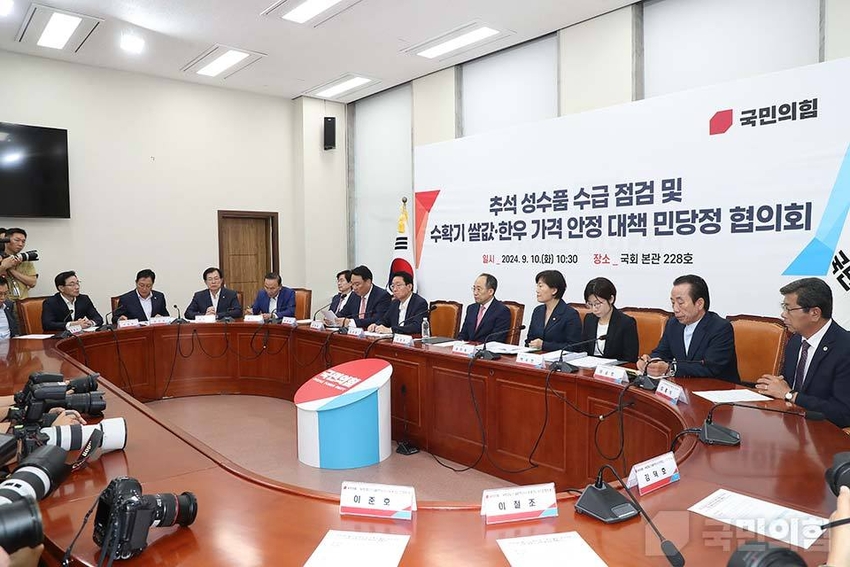 10일 오전 송미령 농림축산식품부 장관과 추경호 원내대표는 서울 여의도 국회 회의실에서 이승호 농축산연합회장 그리고 최흥식 한국후계농업경영인중앙연합회장과 함께 추석 성수품 수급 점검 및 수확기 쌀값·한우가격 안정 대책 민당정 협의회에 참석을 했다