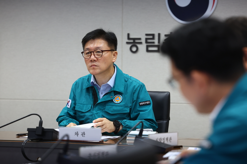  사진: 농식품부 박범수 차관은 22일 오후, 정부세종청사 농업재해대책상황실에서 호우 피해 대책회의를 소집, 피해 및 응급복구 상황을 점검하고, 관계기관에 적극적인 지원을 당부하였다. 