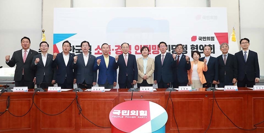 27일 오전 추경호 원내대표와 김상훈 정책위의장은 서울 여의도 국회 회의실에서 송미령 농림축산식품부 장관, 김한호 서울대학교 교수와 함께 한국형 소득·경영 안전망 민당정 협의회에 참석을 하였다. < 사진제공: 국민의힘> 