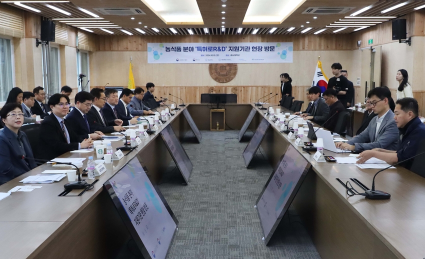 < 사진설명 > 농식품부 박범수 차관은 15일(화) 오후, 김완기 특허청장과 함께 충남대학교를 방문하여, 농식품 우수∙선도기술 연구개발사업의 특허전략 지원을 강화하기 위한 상호 협력 방안을 논의하였다. 