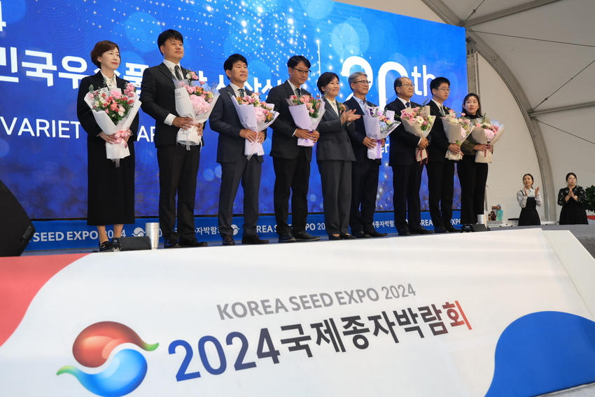 대한민국 우수 품종상 대회에서 입상자들이 송미령 장관과 기념촬영을 하고 있는 모습 