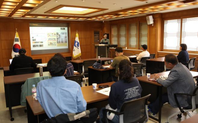 10월 17일부터 31일까지 경북 농업기술원이 지역 전통주 산업의 지속적 성장과 핵심 인력 양성을 위해 주류 제조업체, 창업예정자 등 20명을 대상으로 ‘경북 전통주 수익모델 창출 교육을 추진하고 있다. 