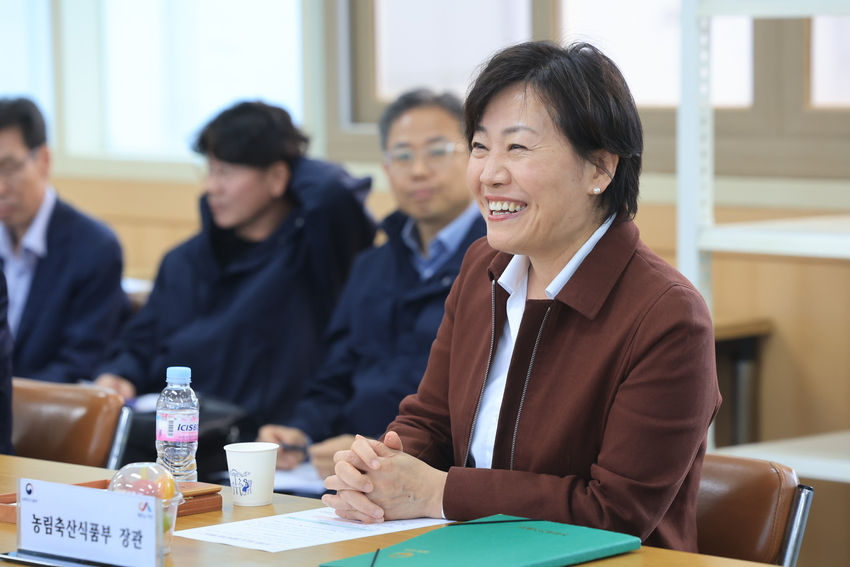 < 사진 설명 ><br>
농식품부 송미령 장관이 21일 오후 본격적인 벼 수확기를 맞아 충남 서산시 운산면을 찾아 수확기 쌀 수급상황을 점검하고, 농업인 등을 격려하였다. 