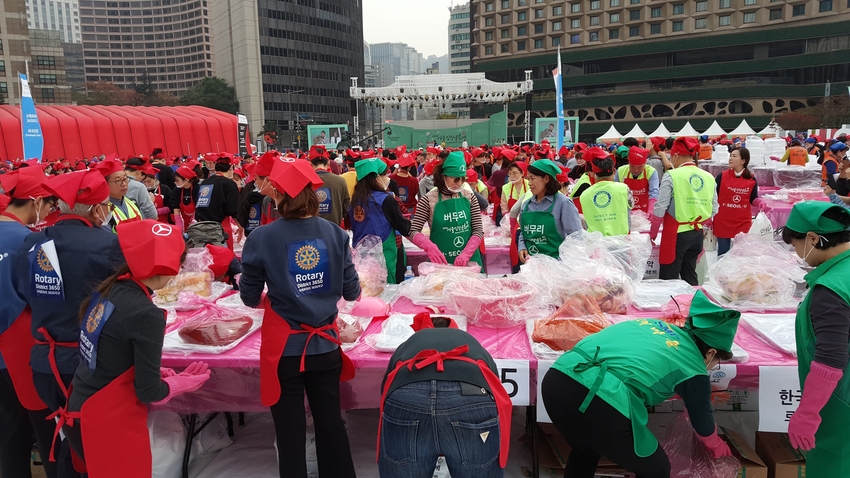 한국농촌경제연구원(KREI, 원장 한두봉) 농업관측센터(이하 관측센터)는 가구 소비자 550명을 대상으로 10월10일부터 ~14일까지 2024년 김장의향 조사를 실시한 결과를 밝혔다. < 사진: 서울 김장 문화재 행사 장면, 제공: 한국김치협회