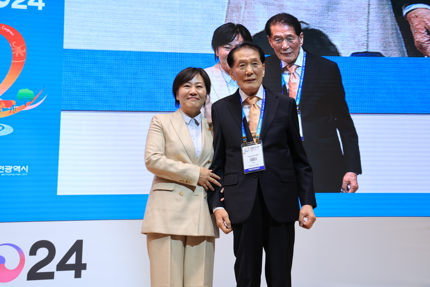 네팔 젖소보내기에 참여하였던 김영찬 수의사와 송미령 장관
