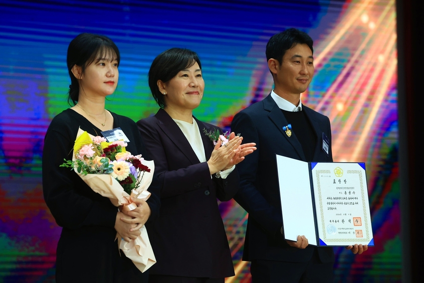 농식품부 송미령 장관(사진 가운데)이 한국농축산프렌즈영농조합법인 홍성수 대표(오른쪽)에게 국무총리 표창을 수여.j