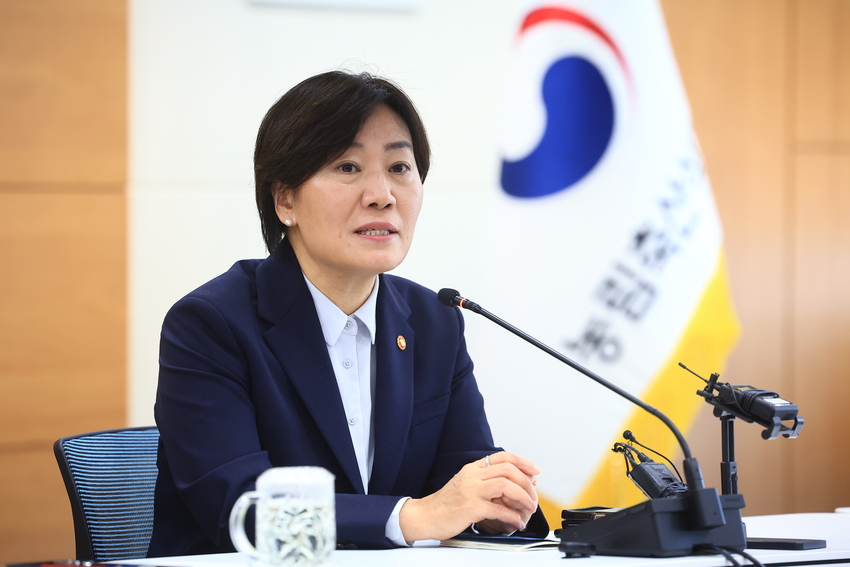 기자들의 질의에 답변하는 송마령 장관