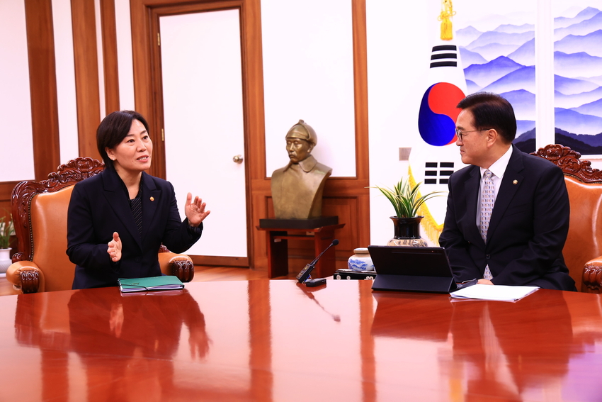송미령농식품부 장관은 지난 14일 오후 국회의장 집무실에서 우원식 국회의장을 만나 올해 수확기 산지 쌀값 안정을 위한 정부 대책을 설명했다. 