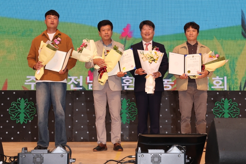 전라남도는 13일 화순 하니움센터에서 지구를 지키는 농부들의 축제인 ‘2024 전남 친환경 어울마당’이 열렸다고 밝혔다