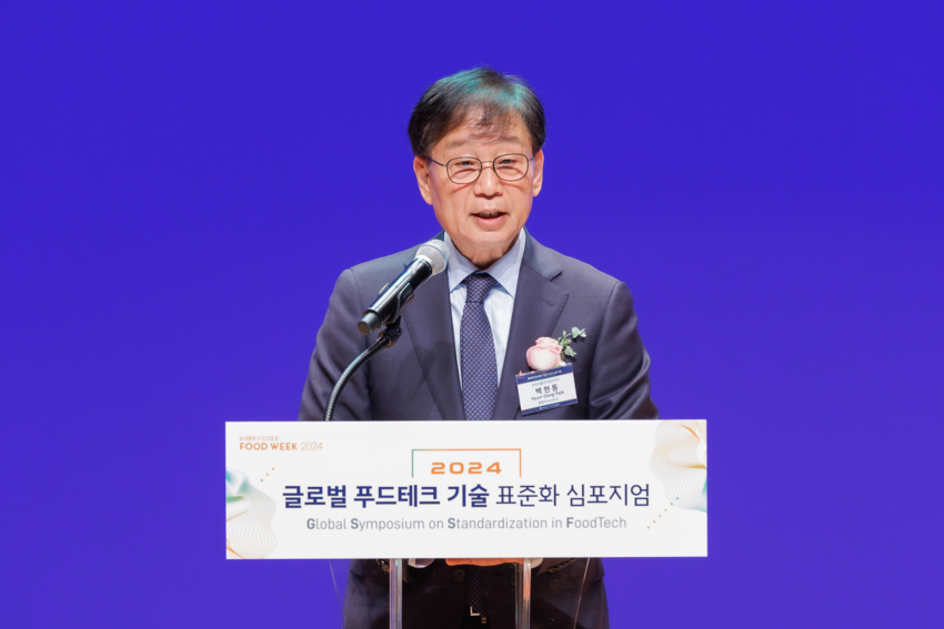 개회사하는 한국식품연구원 백현동 원장