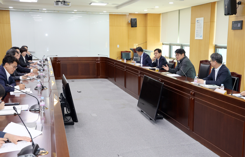권재한 농촌진흥청장은 25일 전북 전주시 농촌진흥청에서 '규제혁신 추진 상황 점검 회의'를 주재하고 25년 추진할 과제를 검토하고 있다.<사진=농촌진흥청> 