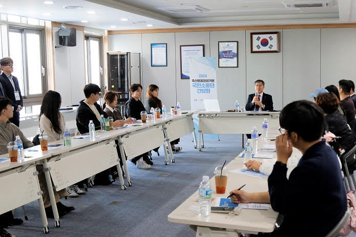 축산물품질평가원 국민소통단 간담회에서 박병홍 원장과 국민소통단이 질의응답 하며 소통하고 있다