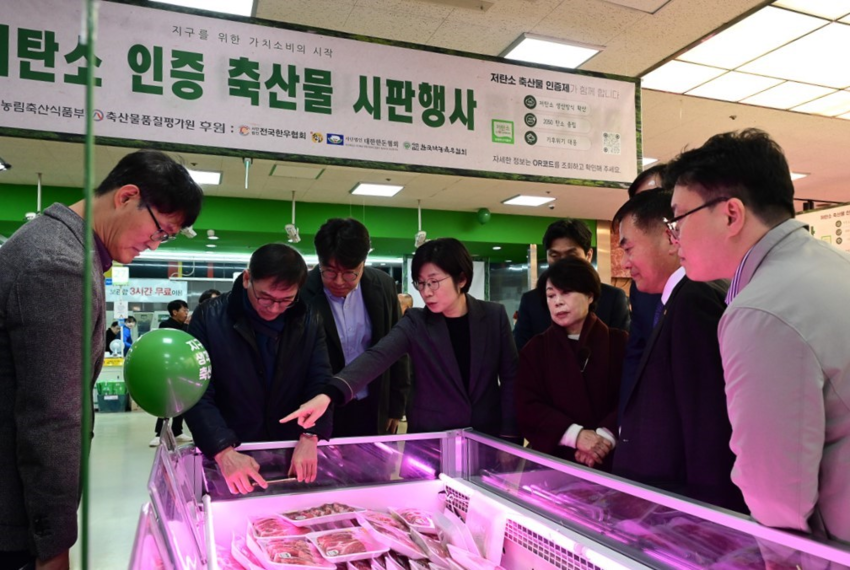 지난 11월 말부터 12월 초까지 하나로마트에 양재점에서 저탄소 인증 축산물 시판행사가 개최됐다